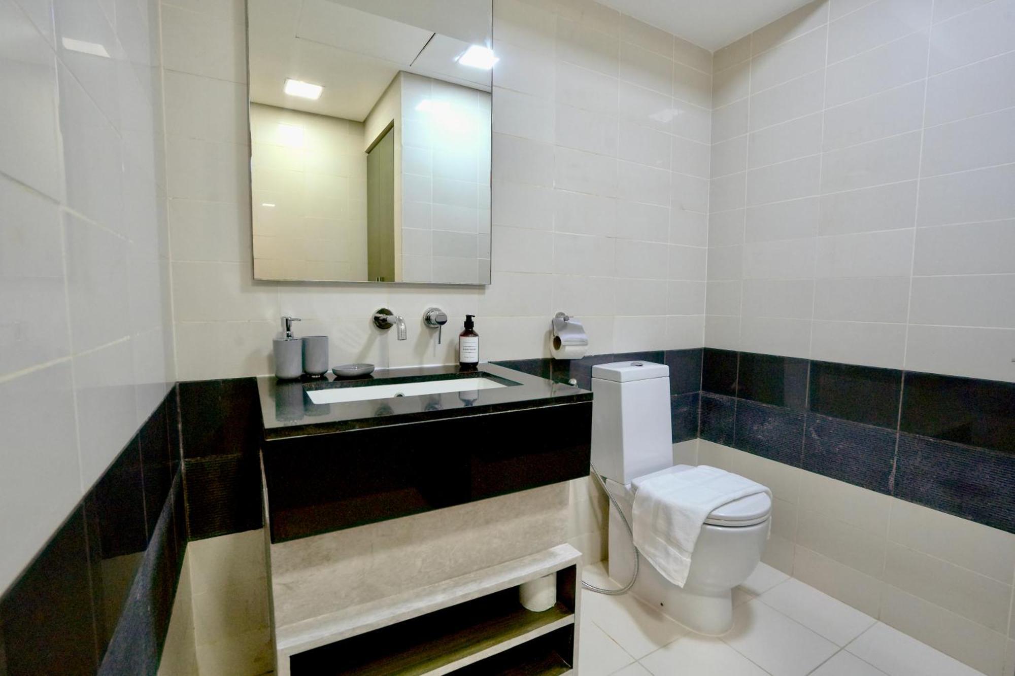 New Modern 1bhk 5 Min Walk To Mall 99walk Score Apartment